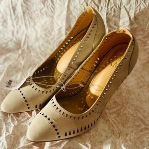 NEW YORK & COMPANY TAN HEELS